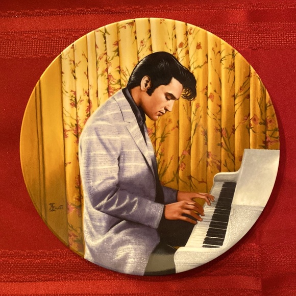 Elvis Presley: Looking at a Legend Delphi Collector Plate - 8 1/2” - Picture 1 of 7